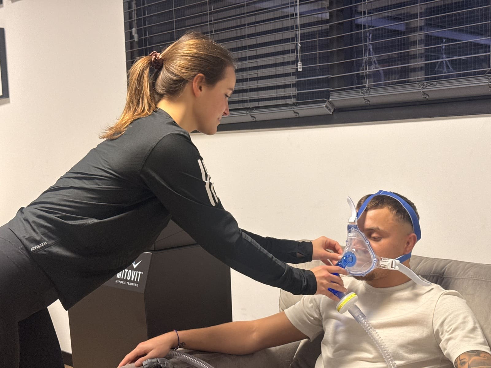 MITOVIT® hypoxie therapie sessie in Amsterdam, zuurstofmasker wordt aangebracht